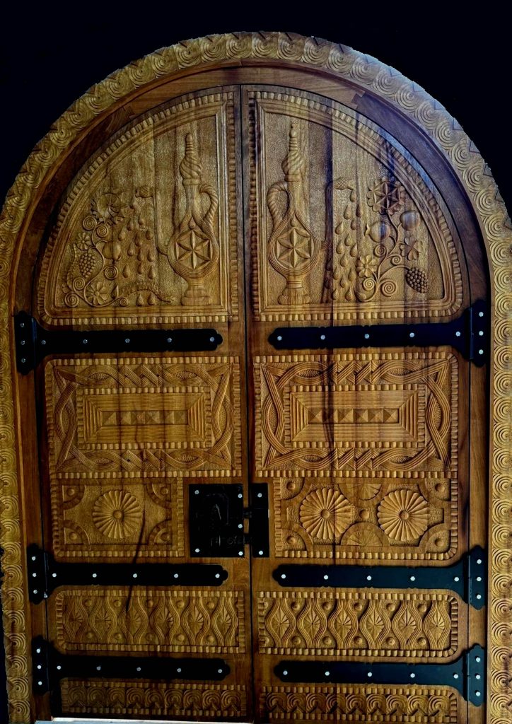 Ana madalyonlarımızdan biri, tavus kuşu motifleri. Tavus kuşu Süryanilerde önemli bir yere sahip. Şahmeran olmadan olmazdı. Öyle bir şey hâline gelmiş ki, Mardin dediğin bir Şahmeran âdeta. Her yerde var. İşte Mardin’de ne var, takla atan güvercin var. Hitit egemenliğinden kalmış… Bizim bu bölgede hem camilerde hem evlerde kullanılan bir göbek vardır, o aslında yaşam çiçeğidir. Lazlarda mjora diyorlar, güneş anlamında kullandıkları formu var. Bölgemizden de oraya giden bir şey olsun istedim.