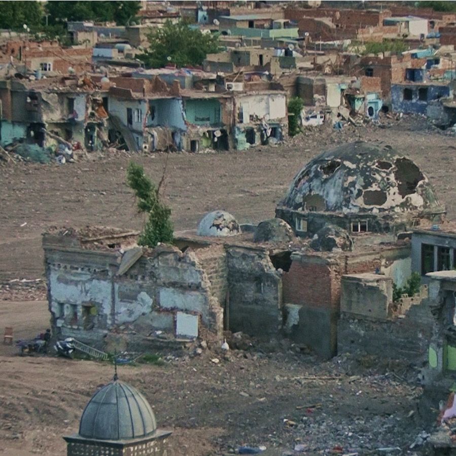 Sadece insanlar direnmiyor. Diyarbakır’ın ruhsuz görünen surları da direniyor. Diyarbakır’ın kuşları da Hevsel Bahçeleri de direniyor. Çatışmalı süreç sadece insanları etkilemedi. Şu an gidin o tek tip yapılara, kuşları göremezsiniz. Çünkü o tek tip yapıların etrafına sonradan tel örgüler ördüler. Kuşların konmasına dahi izin verilmeyen bir şey inşa ettiler. Biraz onu da anlatmak istedik. O süreçte sadece insanlar, tarihî yapılar hedef alınmadı, bir bütün olarak canlı cansız her şey hedef alındı.